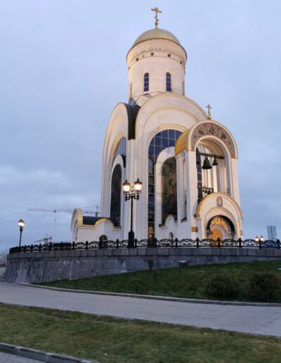 Kirche Park Pobedy in der Abenddämmerung, Moskau, ©Ann-Kristin Iwersen 2021.